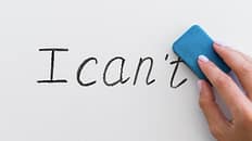 Tableau blanc affichant le message "I can't", sur le thème de l'obésité, prêt à être effacé par une éponge.