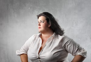 Femme obèse triste, semblant ne pas savoir comment s'en sortir.